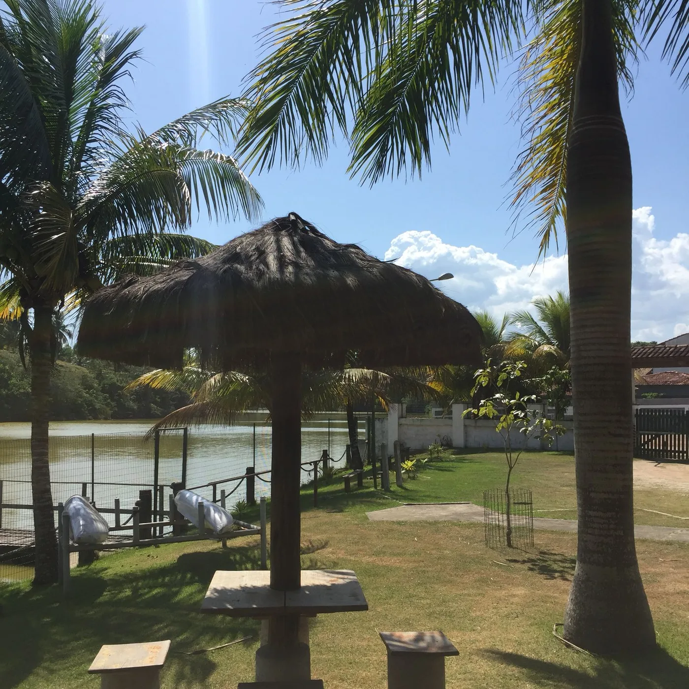 Lagoa Guayporã com caiques à disposição